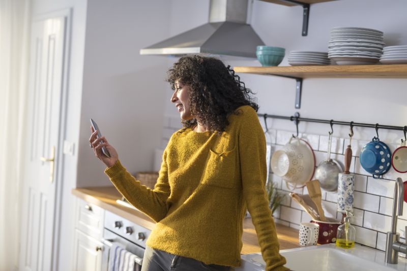 6._Female_Mobile_Speaking_Kitchen_.jpg